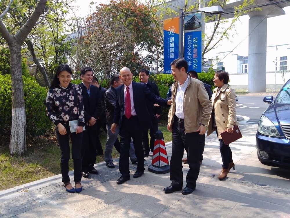 时任上海市浦东新区康桥镇党委书记谢军、上海浦东新区康桥镇副镇长陶玉鸣等领导，2015年4月14日来到康桥创研智造园区以及上海市创智会调研指导工作