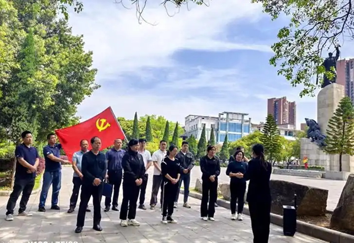 临港新片区建设单位联合开展党建联建红色祭扫活动